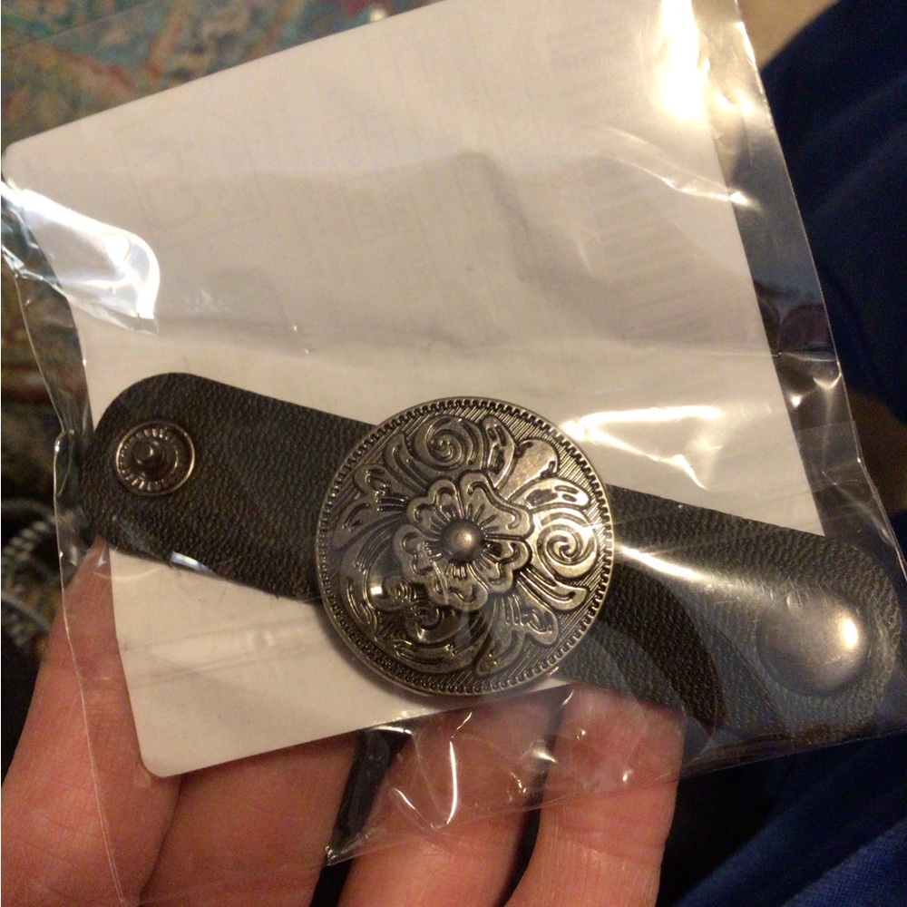NEW ! Silver Floral Buckle scarf holder *** scarf not included - Picture 3 of 3